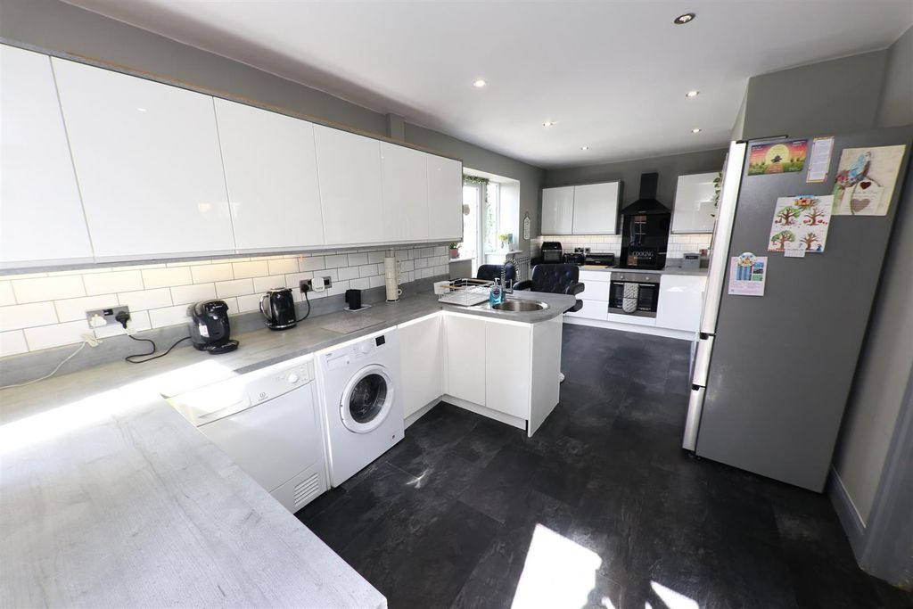 Property photo 3 of 21 Open Plan Breakfast Kitchen