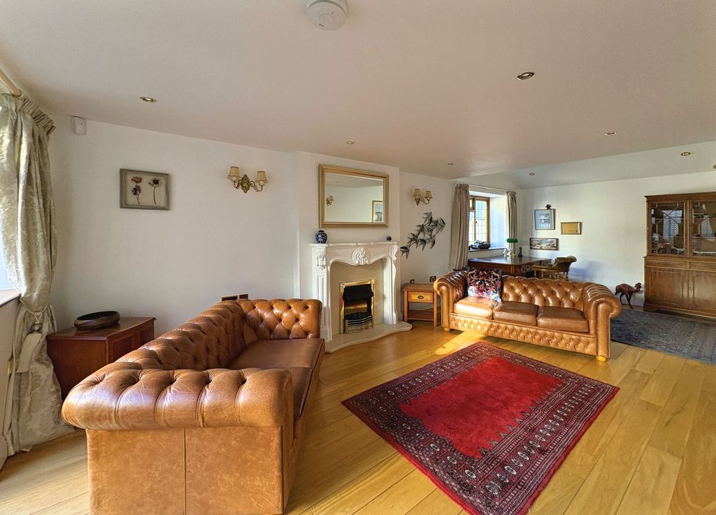 Property photo 1 of 28