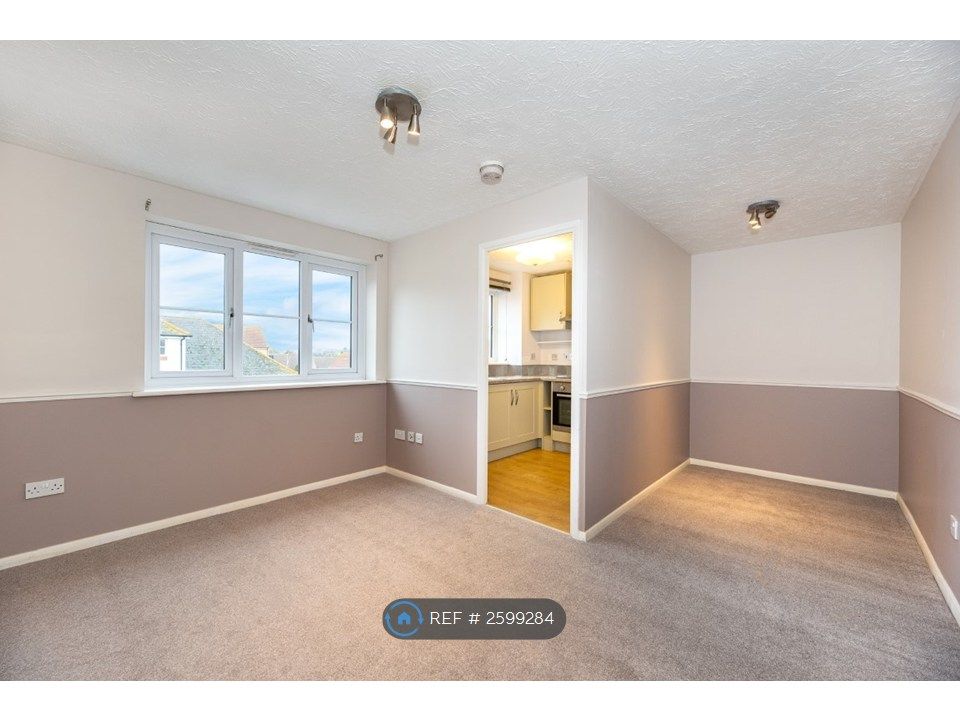 Property photo 3 of 7 Living Space