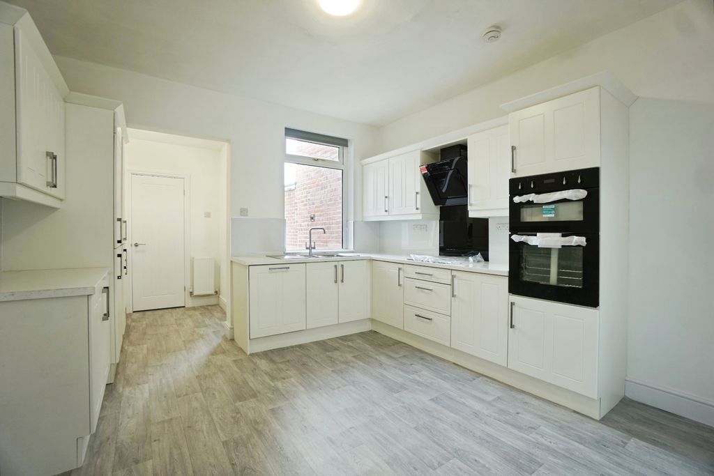 Property photo 3 of 19 Kitchen