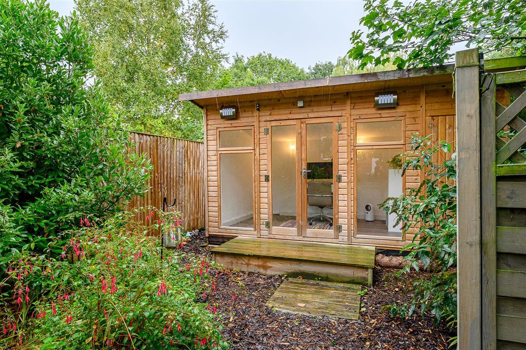 Property photo 2 of 22 Garden