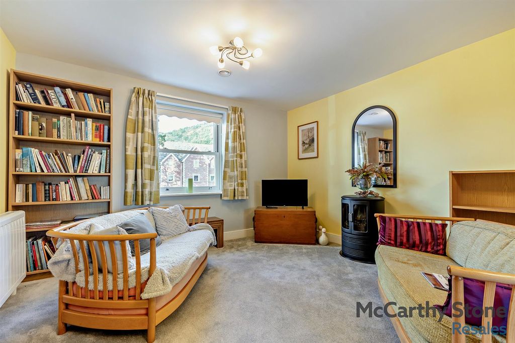 Property photo 1 of 15 Lounge