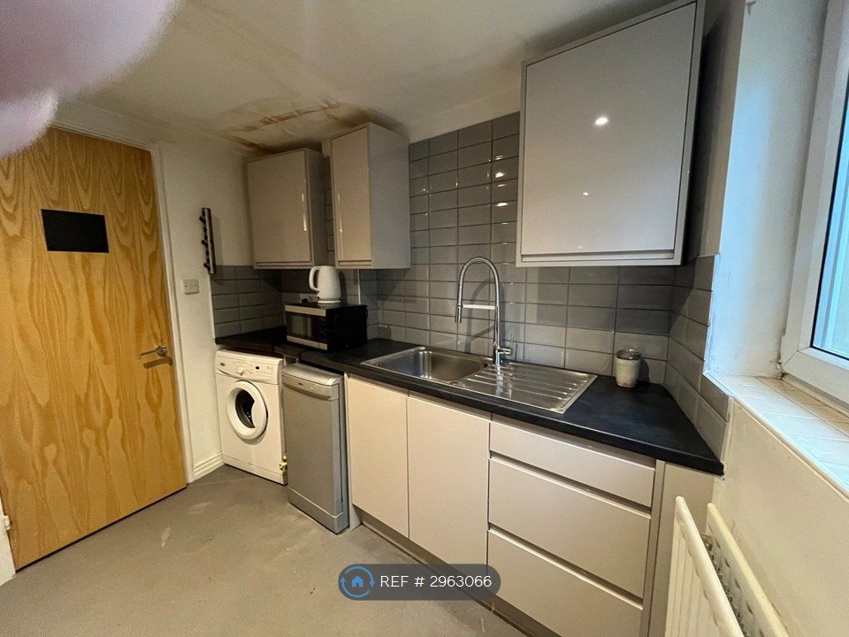 Property photo 3 of 8 Kitchen