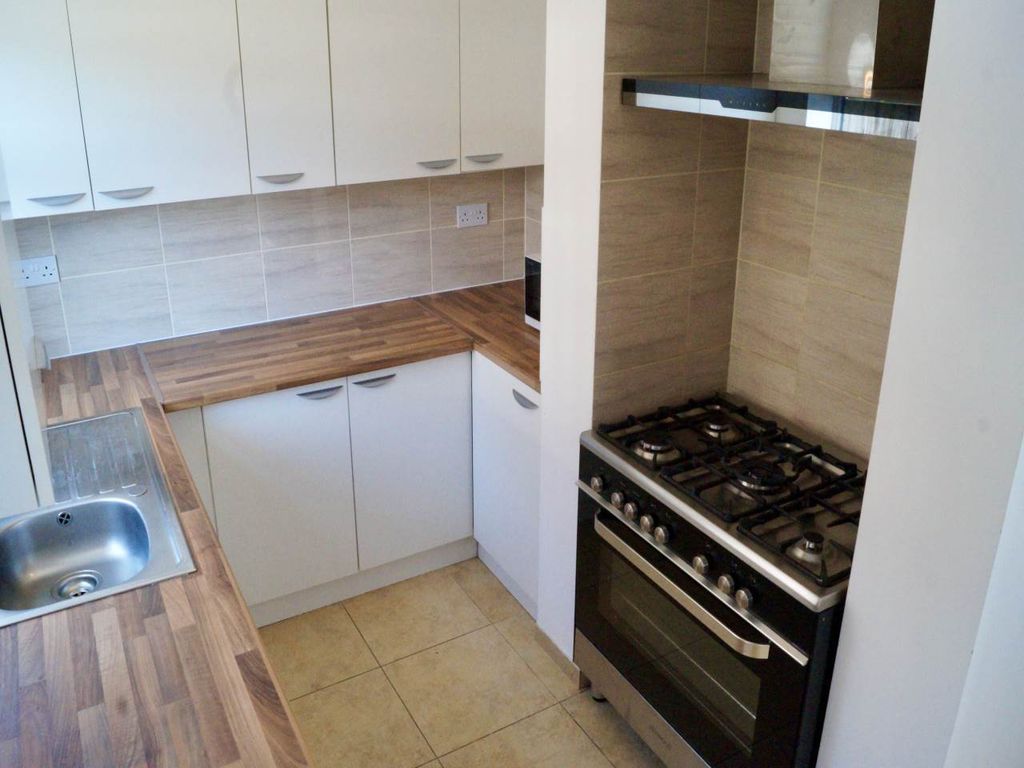 Property photo 3 of 11 Kitchen