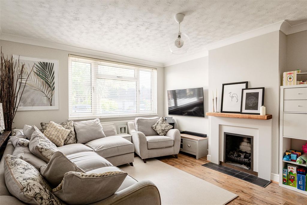 Property photo 1 of 8 Windrush Close-8.Jpg