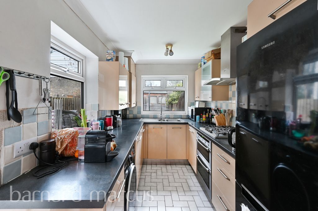 Property photo 3 of 8 Kitchen