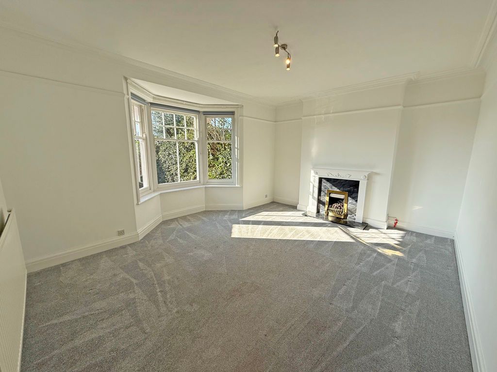 Property photo 2 of 22 Living Room