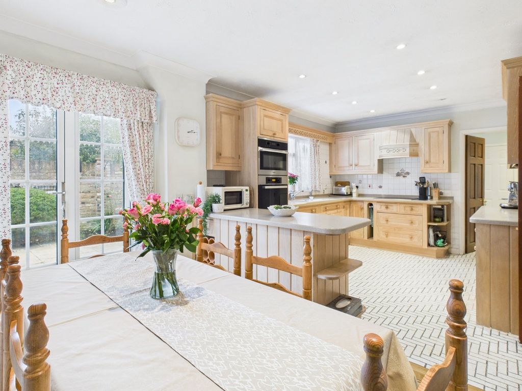 Property photo 2 of 27 Kitchen/Breakfast Rm