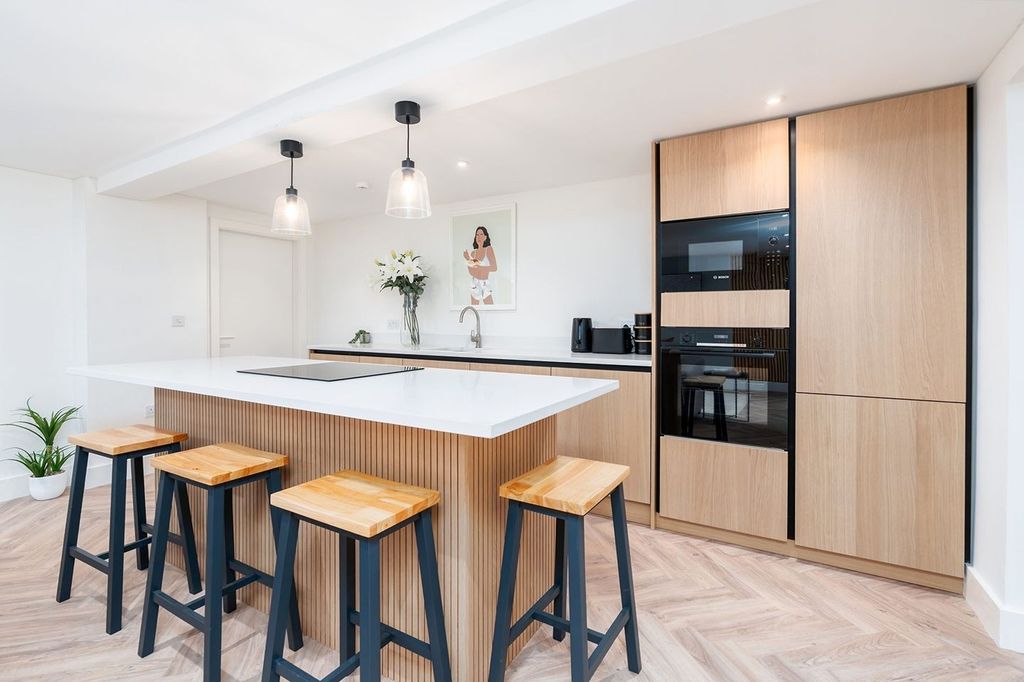 Property photo 1 of 8 5 Bed Semi-Detached House To Rent Molesey Dr, London Sm3