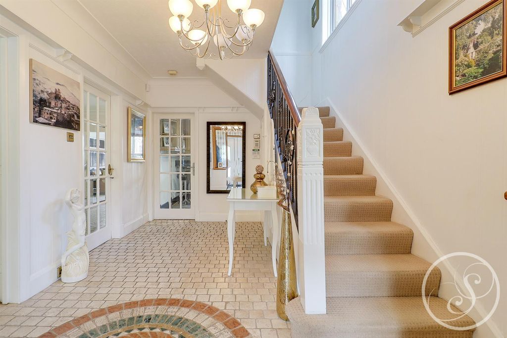 Property photo 3 of 31 Hallway