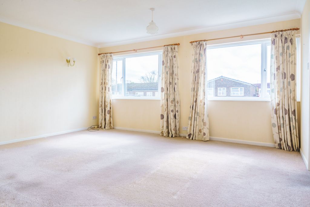 Property photo 3 of 14 98 St Lawrence 007