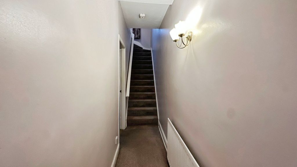 Property photo 2 of 18 Hallway