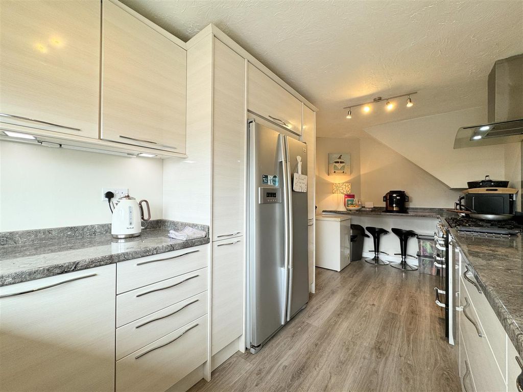 Property photo 3 of 26 Kitchen