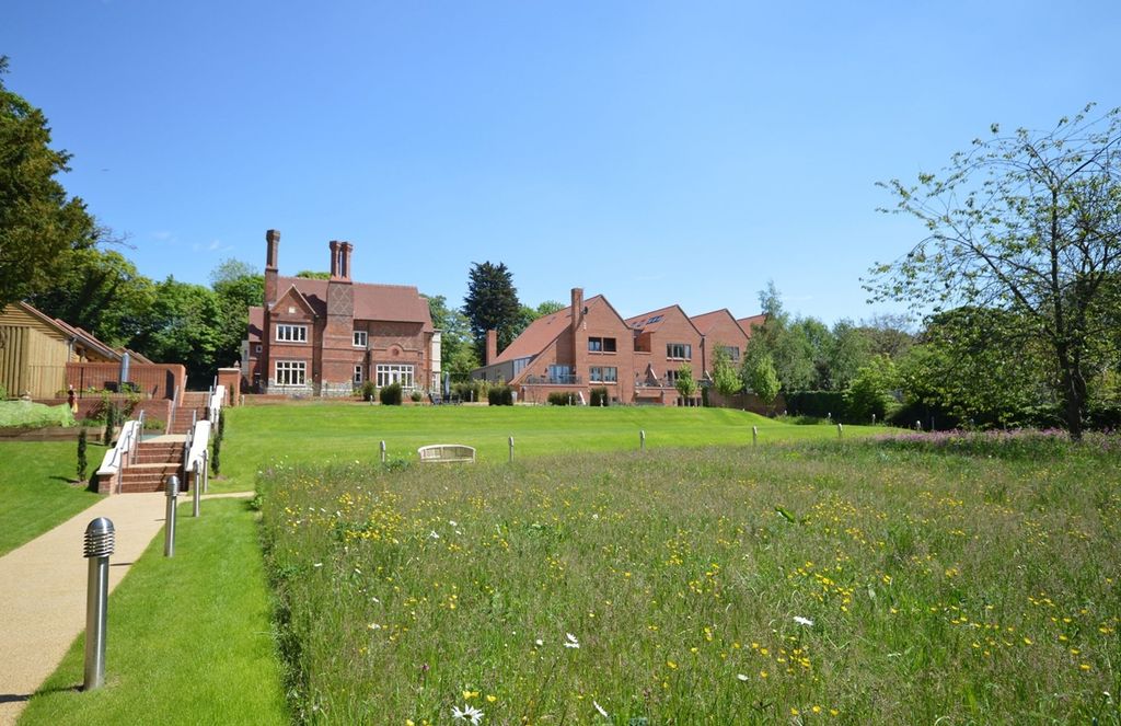 Property photo 2 of 15 Communal Gardens