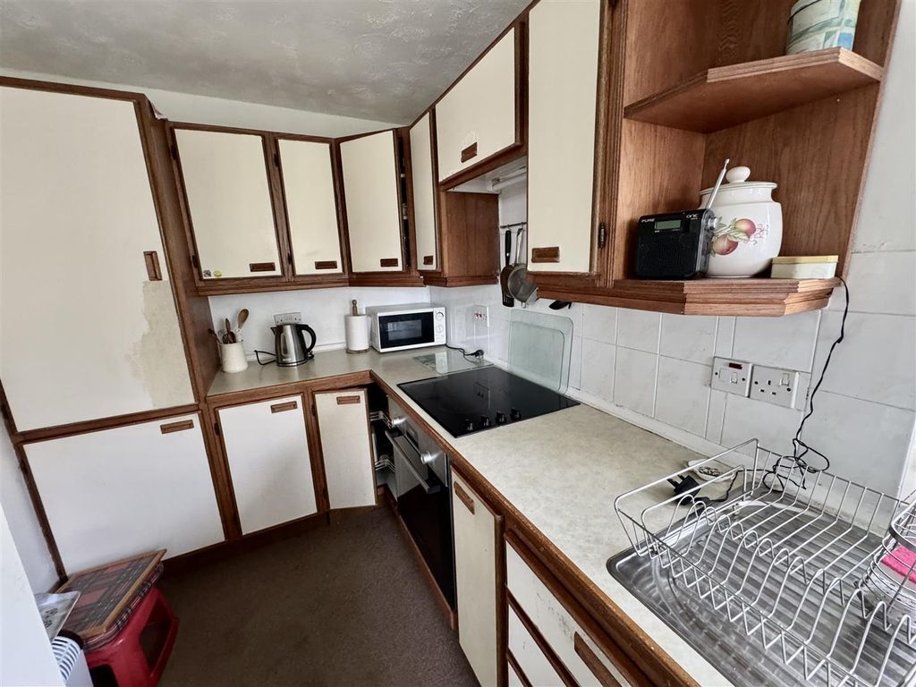 Property photo 3 of 11 Kitchen