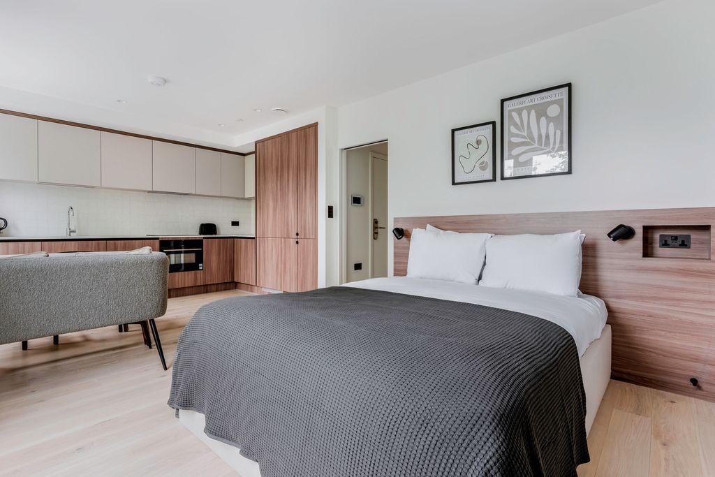 Property photo 1 of 16 Queen Size Bed