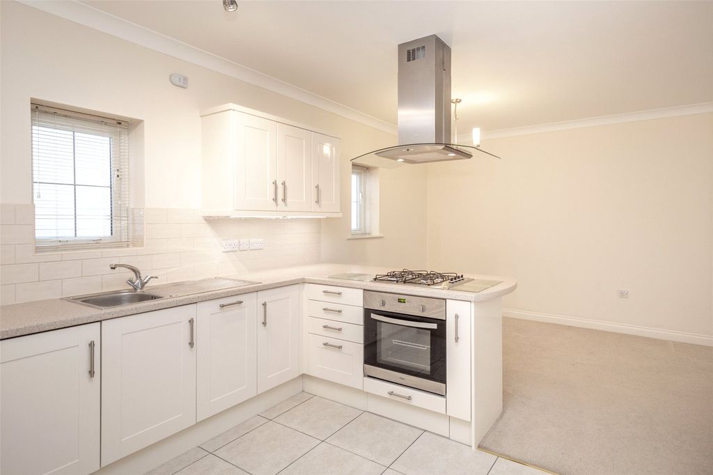 Property photo 3 of 11 Kitchen