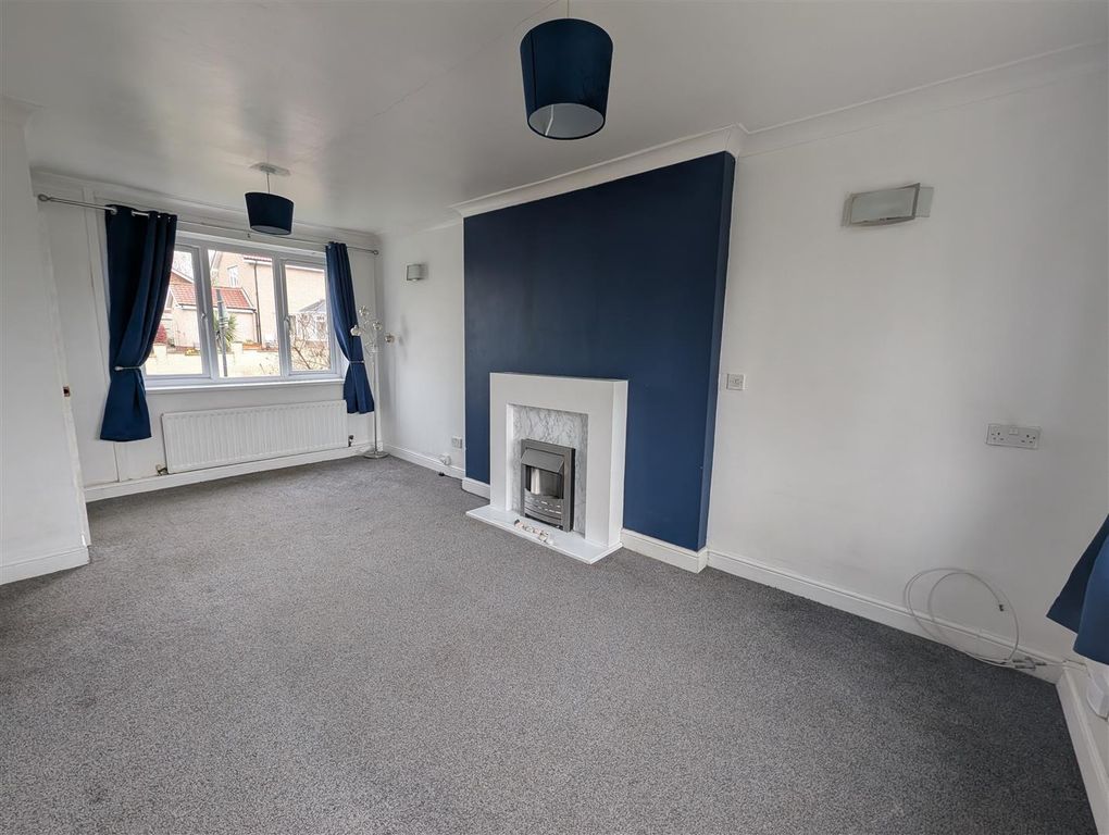 Property photo 3 of 12 Lounge