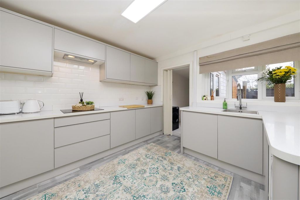 Property photo 3 of 8 Kitchen