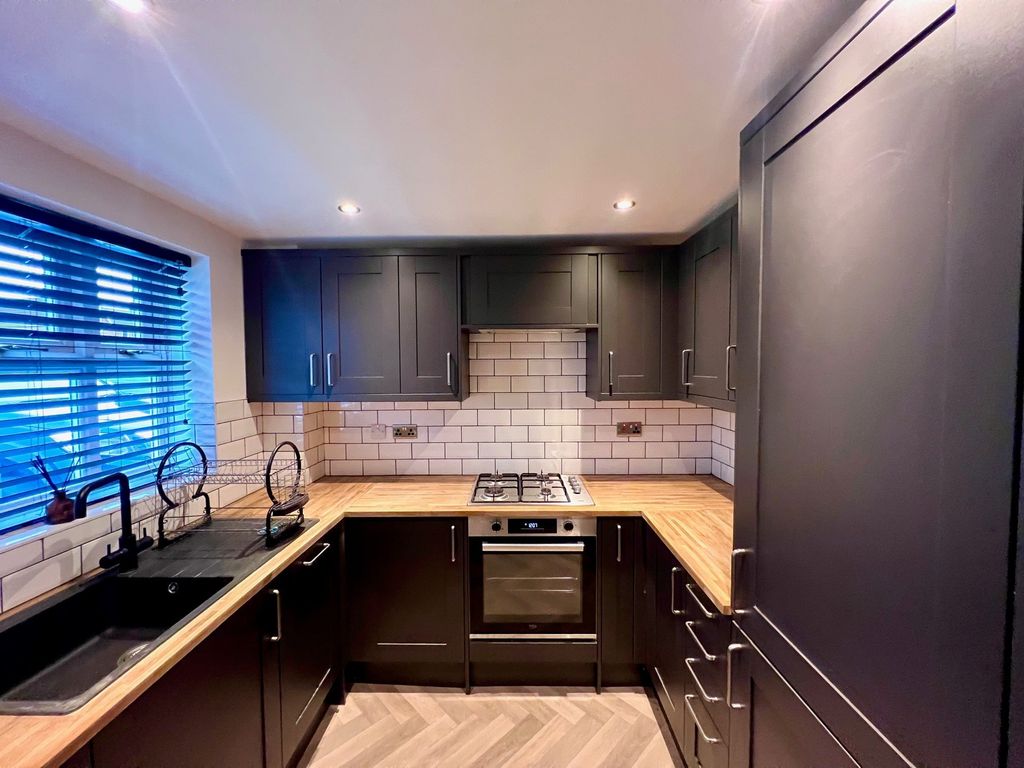 Property photo 3 of 11 Kitchen 2