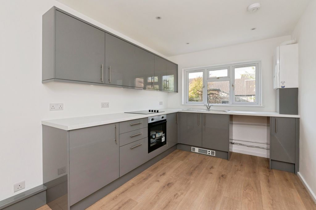 Property photo 2 of 17 9Brackendaleavenuebrackendaleavenuebasildonss133Bd-3