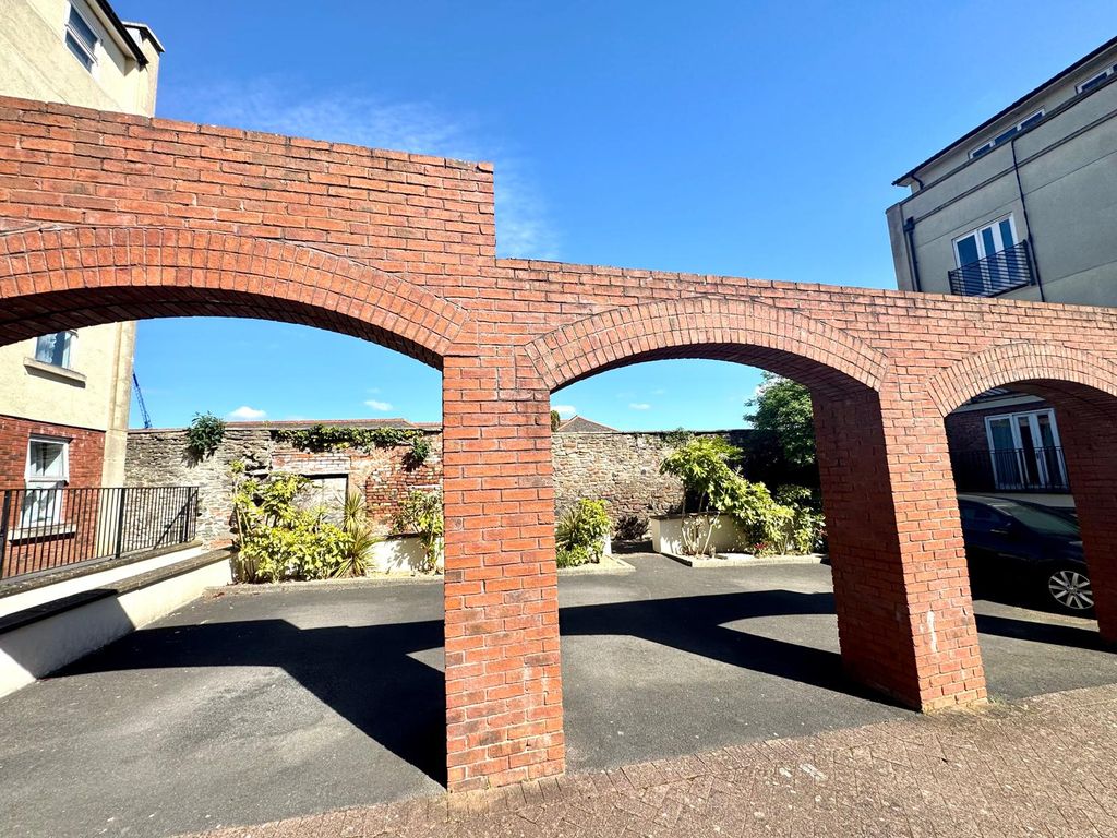 Property photo 2 of 17 Entrance