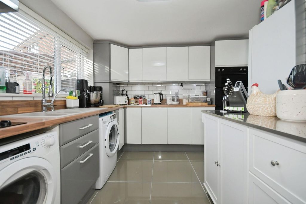 Property photo 3 of 17 Kitchen 02.Jpg