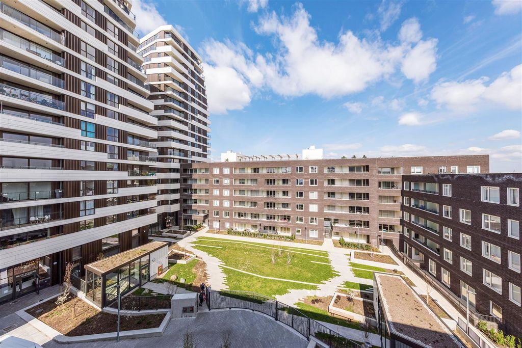 Property photo 1 of 36 Beck Square, E10