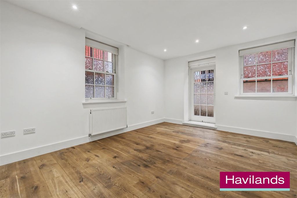 Property photo 2 of 13 Prytaneum, 251 Green Lanes N13 4Dq-2.Jpg