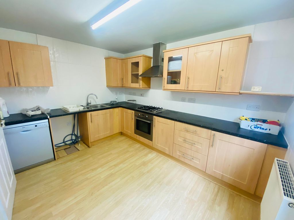 Property photo 2 of 7 Kitchen