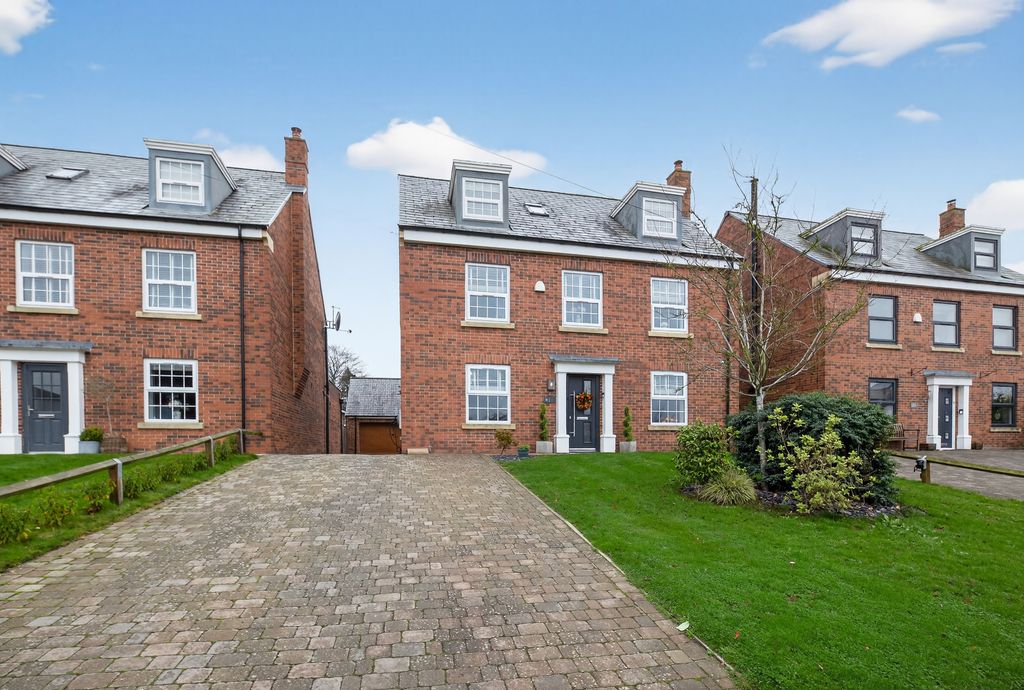 Property photo 3 of 21 Driveway