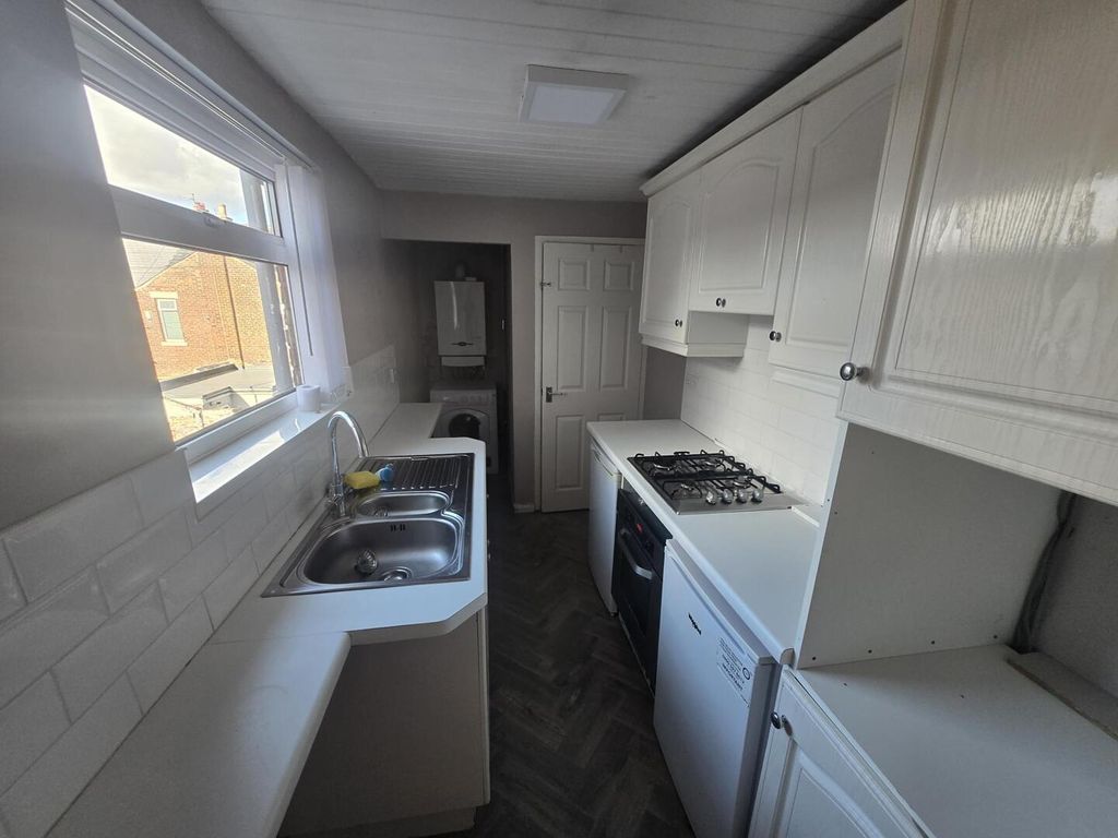 Property photo 3 of 6 Kitchen