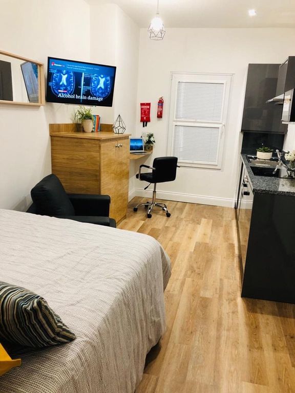 Property photo 1 of 13 Studio Flat (1)