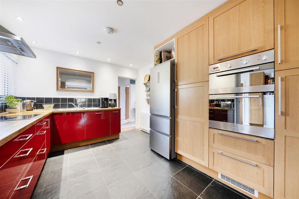 Property photo 3 of 23 Kitchen