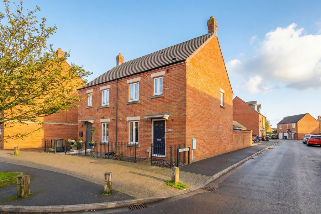Property photo 1 of 17 3 Bed Semi-Detached House For Sale