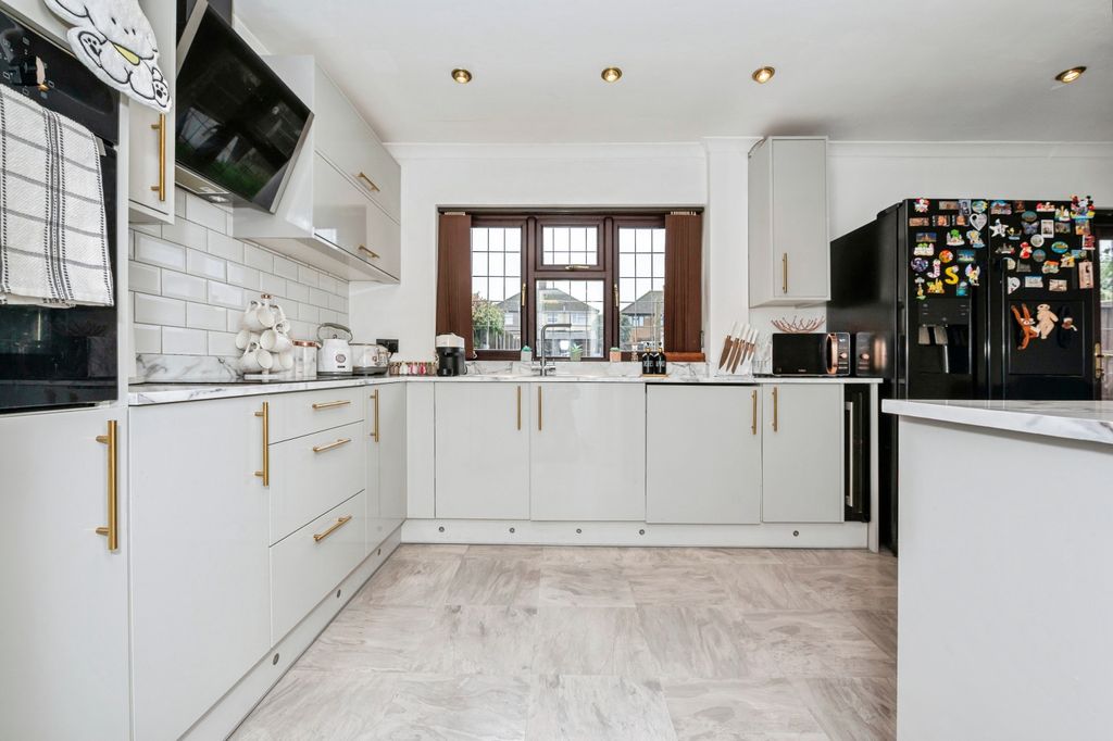 Property photo 2 of 19 Kitchen