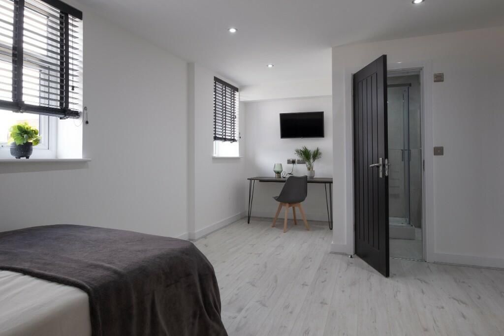 Property photo 2 of 15 Bright, Modern Double Bedroom With Light Wood Floo...