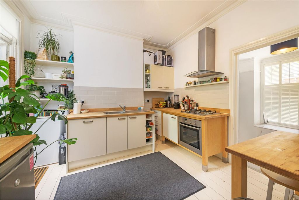 Property photo 2 of 7 23A Dagnan Rd Kit 2.Jpg