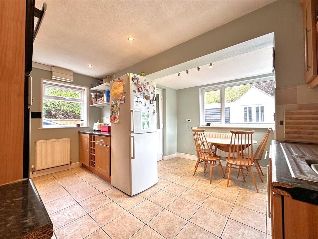 Property photo 2 of 20 Open-Plan Breakfast Kitchen 947