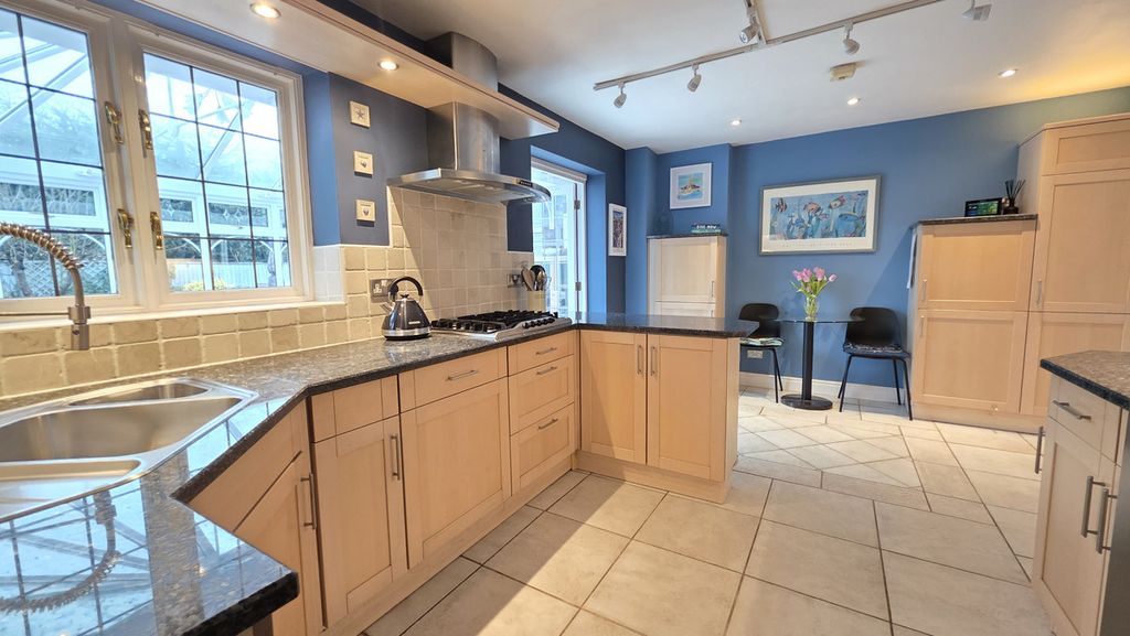 Property photo 2 of 31