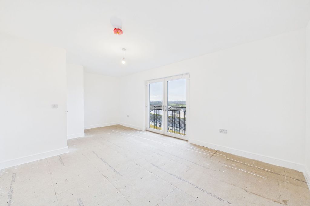 Property photo 2 of 23 Lounge Angle 1