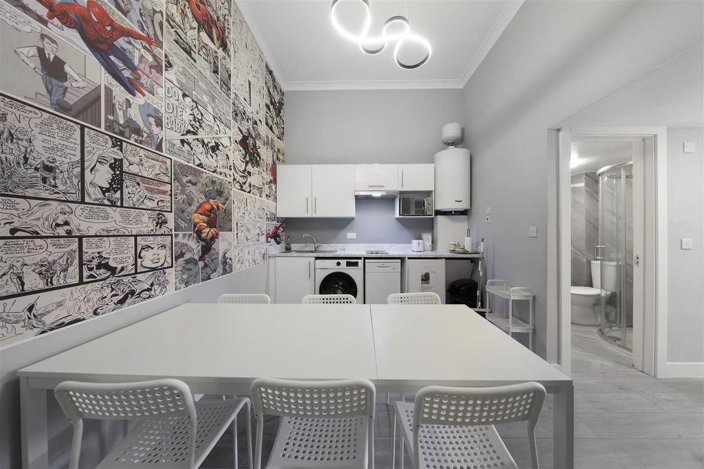 Property photo 1 of 11 Modern Fitted  Separate Kitchen