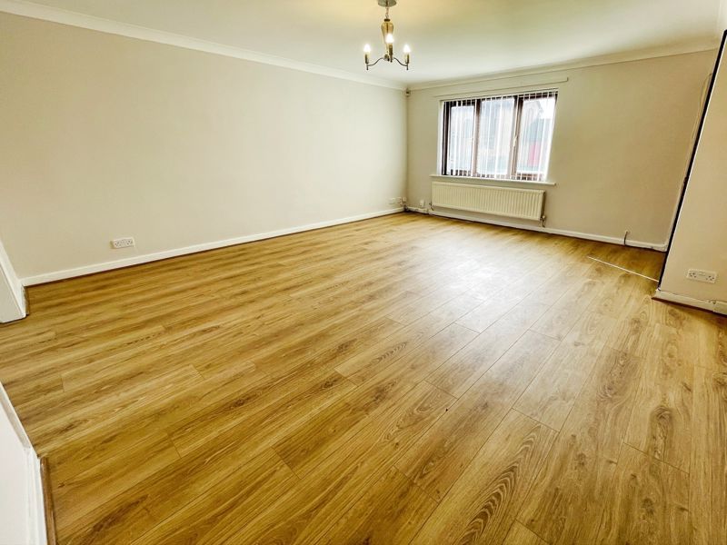 Property photo 3 of 17 Lounge