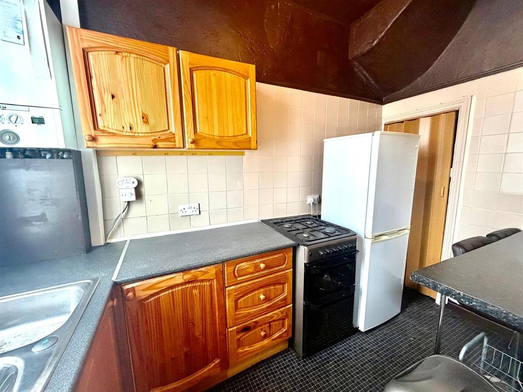 Property photo 3 of 12 Fitted Kitchen: