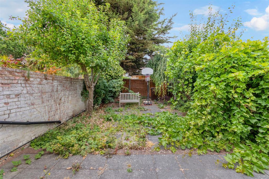 Property photo 3 of 12 Garden