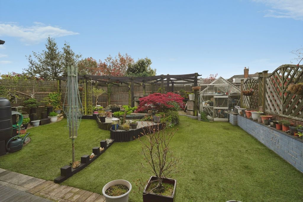 Property photo 2 of 18 Garden