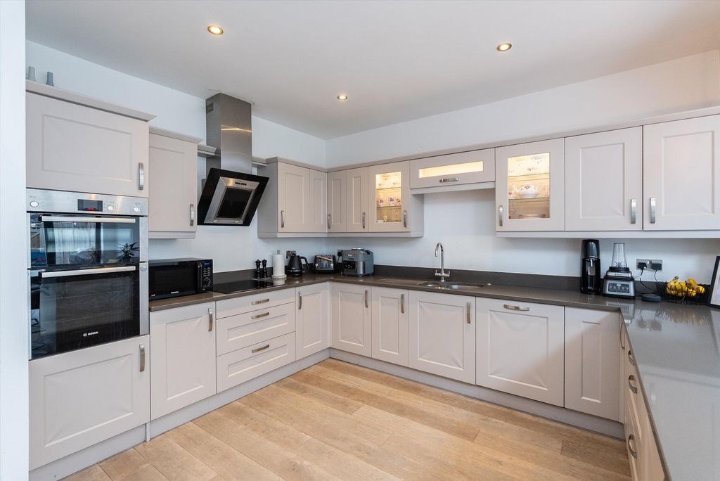 Property photo 3 of 21 Image