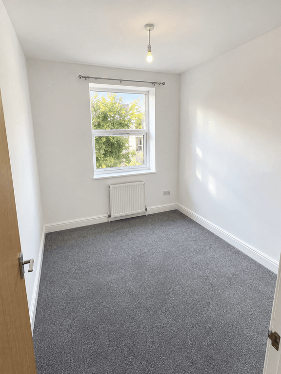 Property photo 3 of 5 Oakfield Road (2)