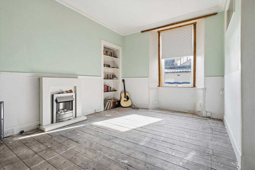 Property photo 2 of 8 Lounge/