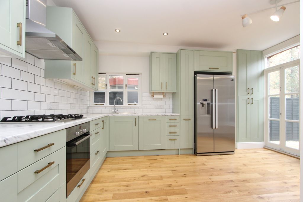 Property photo 1 of 13 Photo 02